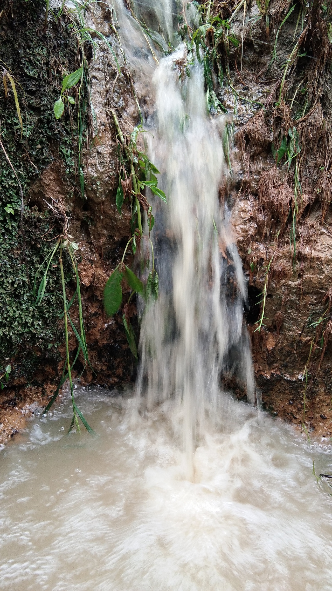看着小水沟的水流,想起了美丽的瀑布.