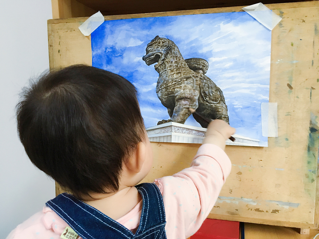 画的过程中 小家伙也加入啦 抄起笔来一顿乱扫 小乖乖 妈妈会把你画出边界的线擦掉