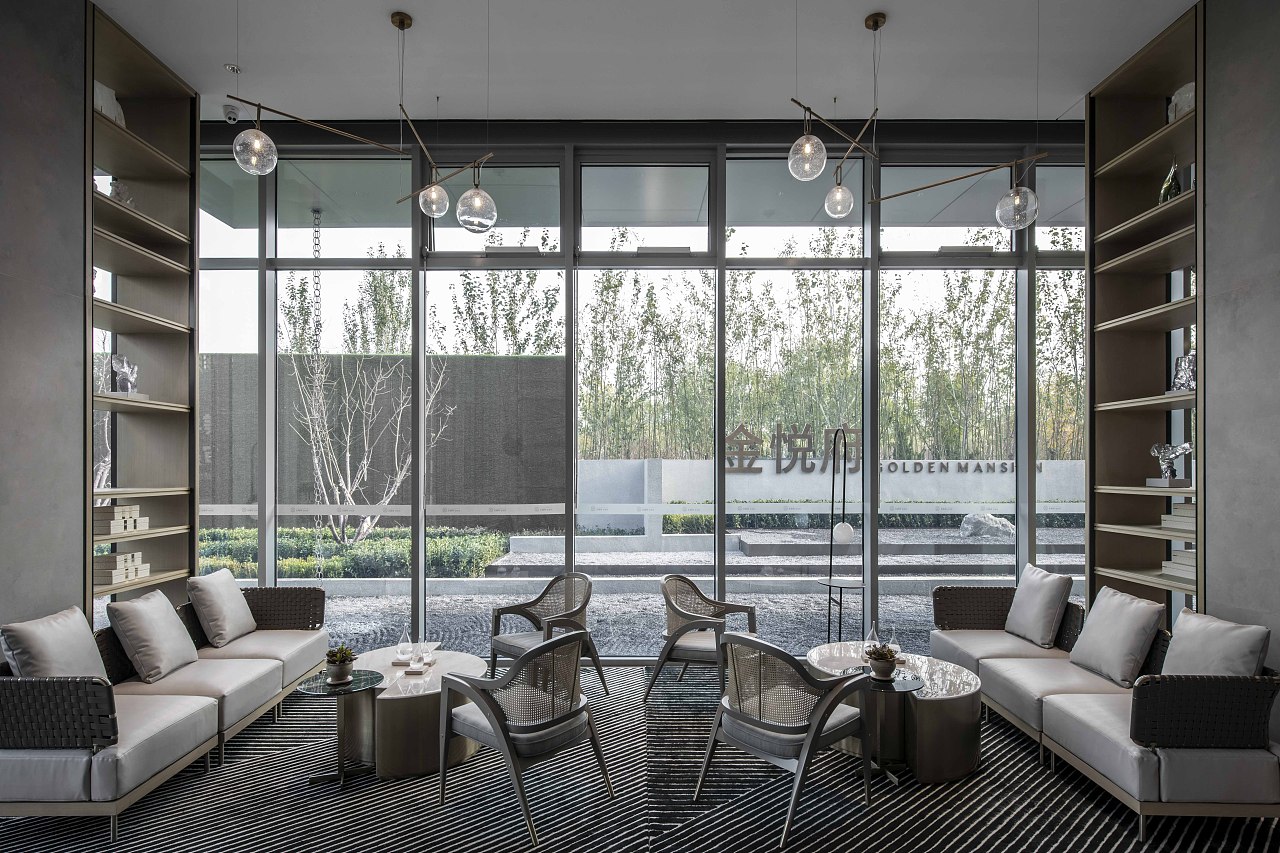 融合现代风貌的设计,让场景切入更为适宜。其间交错布局的东西美学元素,以差异化重组超越想象的极限,衍生出更具国际化的格调,成就独属于城市的精致与美好。