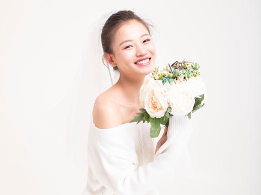  梨涡浅浅人面俏-韩式简约婚纱摄影写真