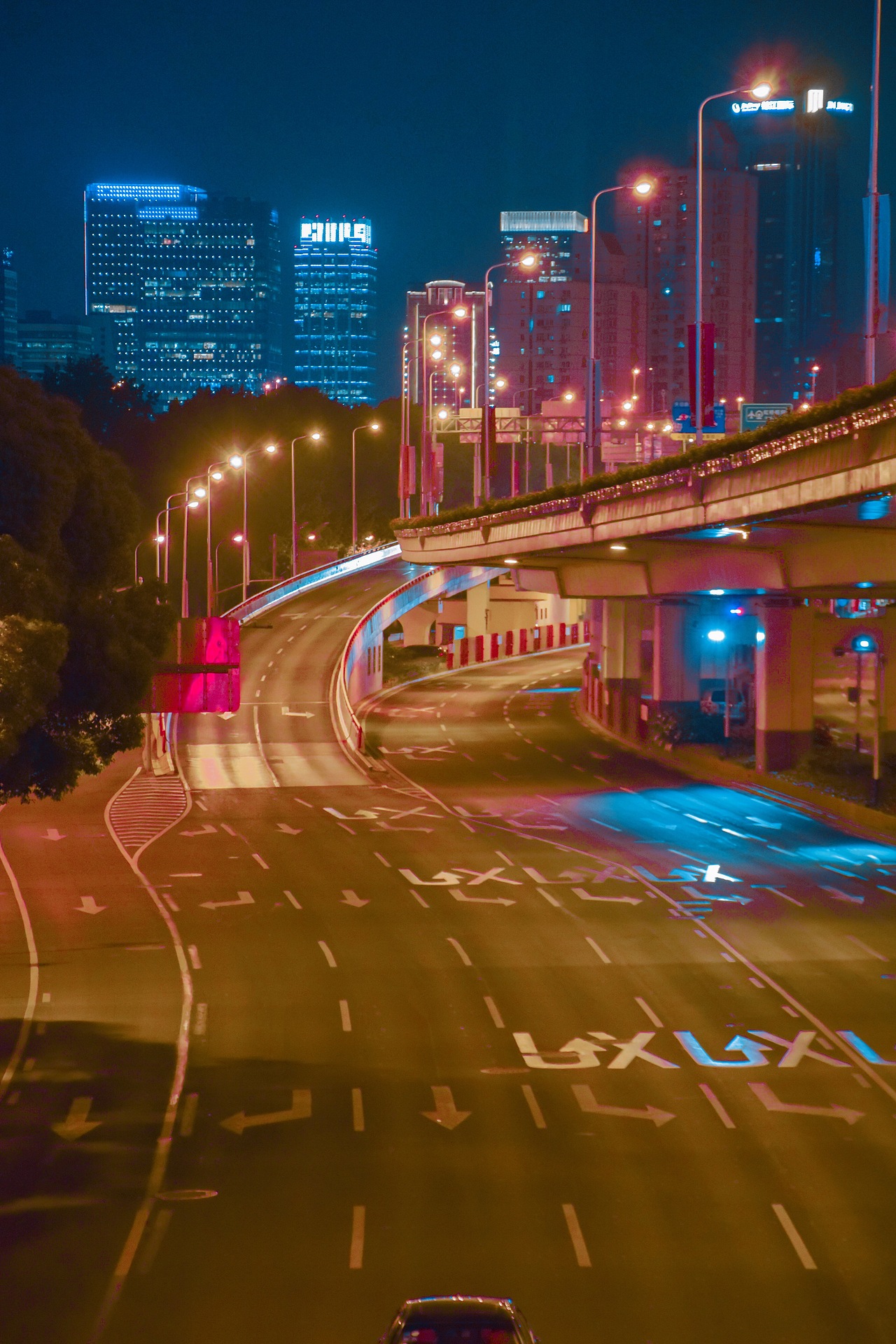 Cyberpunk on the way home 下班路上的赛博朋克（图ZMTU3Njg3NTA4） - 人文/纪实摄影 - 站酷设计师littlemisery原创素材 - 站酷ZCOOL