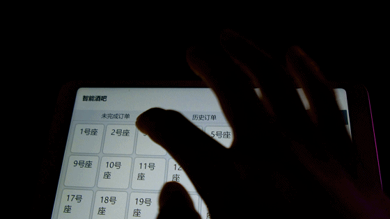 无需大声呼叫服务员打扰旁人,无需等待服务员到来滞后服务
<br>无需安排过多服务员实时盯住每个桌面,保持文明的就餐环境<br><br>享受随时随地的服务