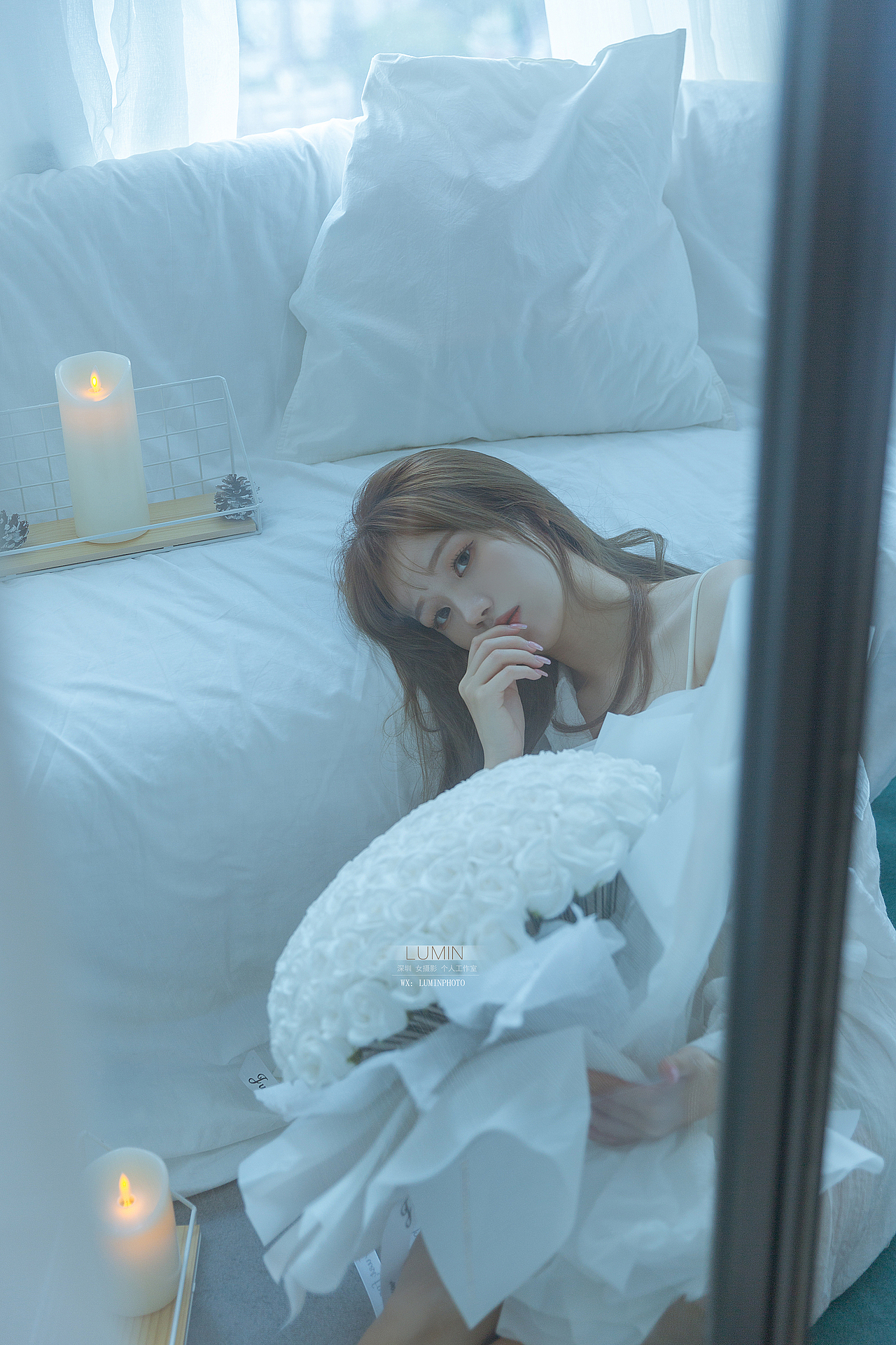 白衬衫 室内写真 居家 纯白色窗外云渐暗 微雨渗