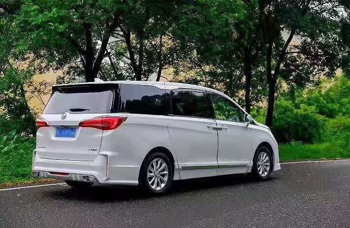 而后包围造型则走起了运动风,除了采用双边镀铬排气口设计,包围下方还配有扰流器,视觉冲击感非常棒。