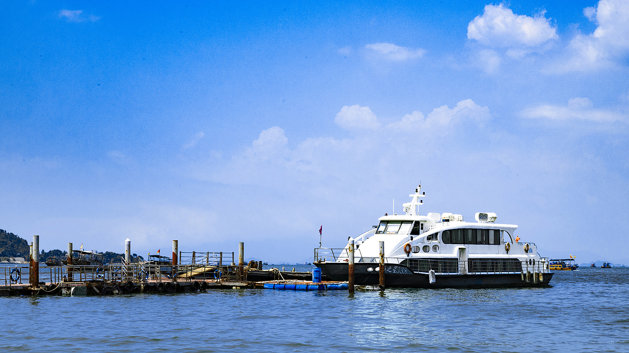 看海看久了想见人,见人见多了想看海。