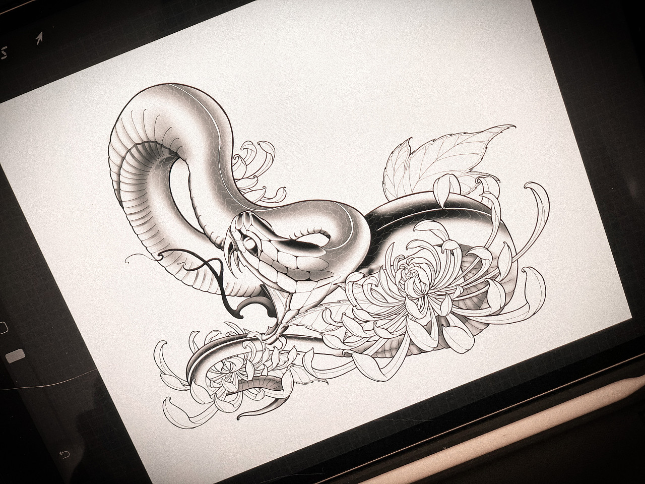 大腿黑灰剑花卉蛇纹身图案