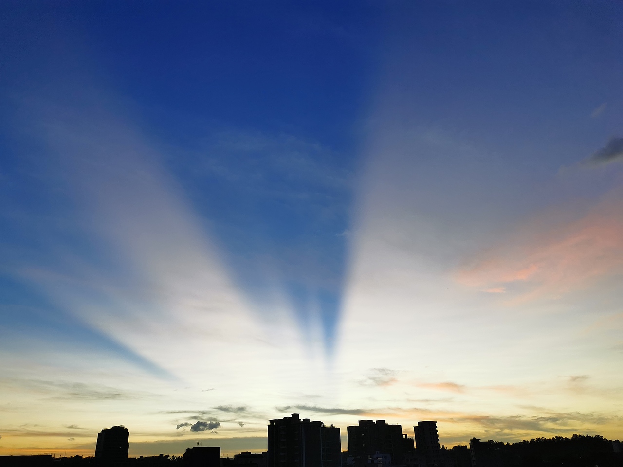 在深圳拍的晚些和夜空