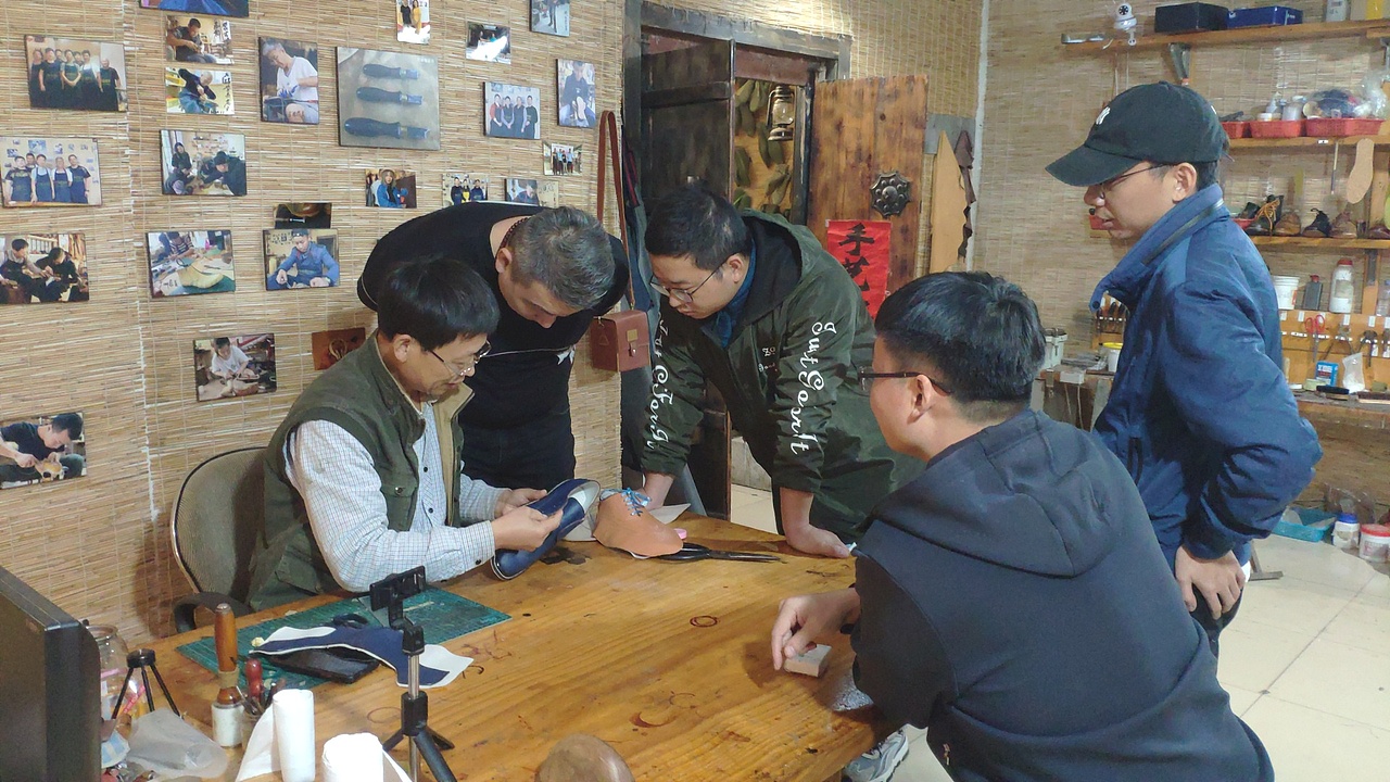跟着师傅学做手工鞋