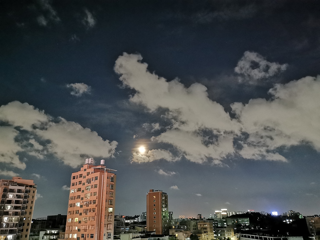 在深圳拍的晚些和夜空