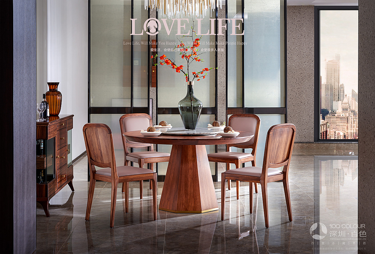 采用原木打造,独特的弧度经过打磨光滑的转角,闪烁着原木特有的光芒。