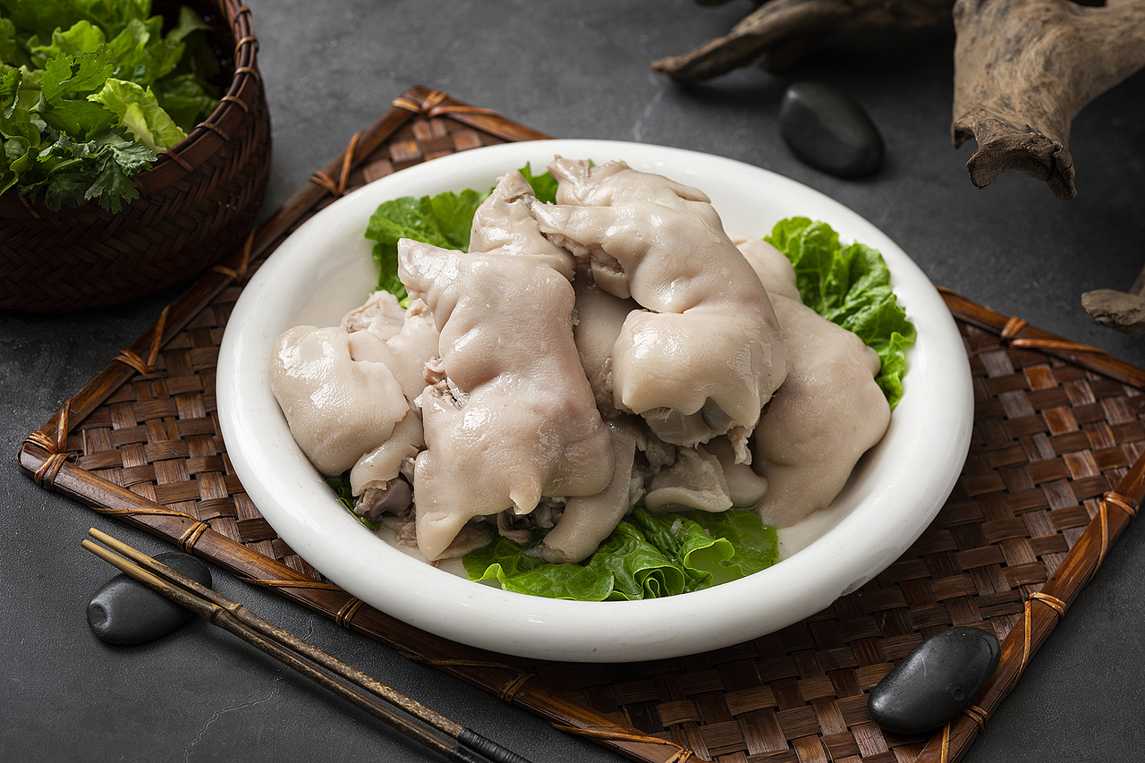 白玉猪手 br> br>猪蹄分前后两种,丹阳人称猪前蹄叫"猪手",多用"猪手"