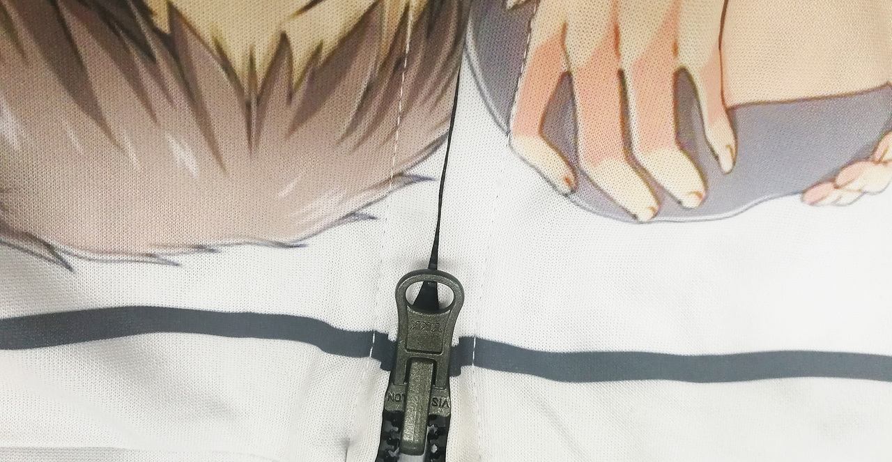 彩色面细节效果,用的还是YKK的拉链。