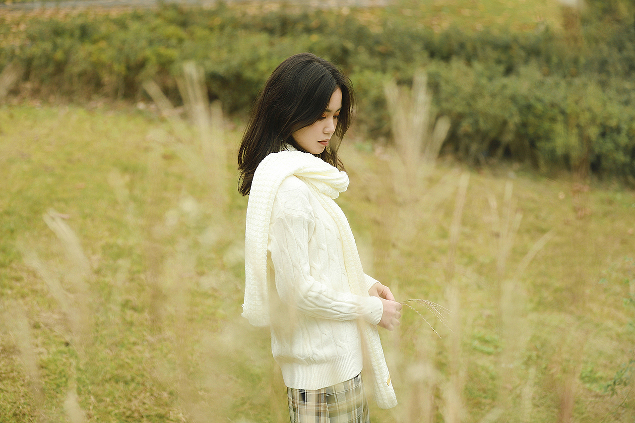 秋日的日常写真芦苇冬季（图ZMjMwMDYyNTM2） - 人像摄影 - 站酷设计师成都摄影安静原创素材 - 站酷ZCOOL