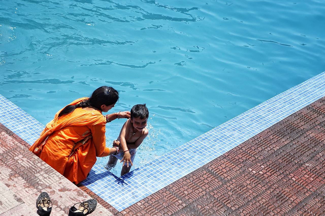 达兰萨拉的公共泳池中