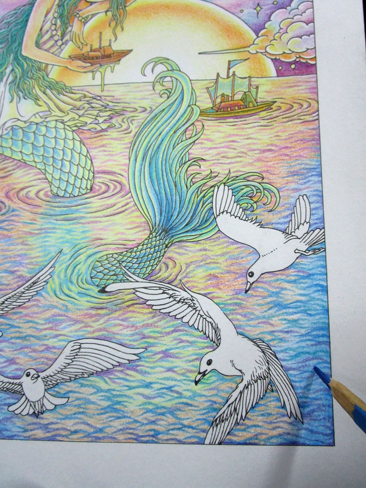 边缘海面的蓝色调。