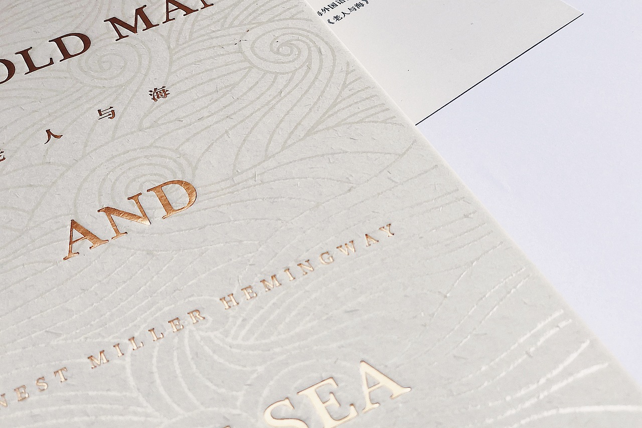 裝幀設(shè)計 | 老人與海（圖ZMjI1MTAzODUy） - 書籍/畫冊 - 站酷設(shè)計師是肖雯啊原創(chuàng)素材 - 站酷ZCOOL