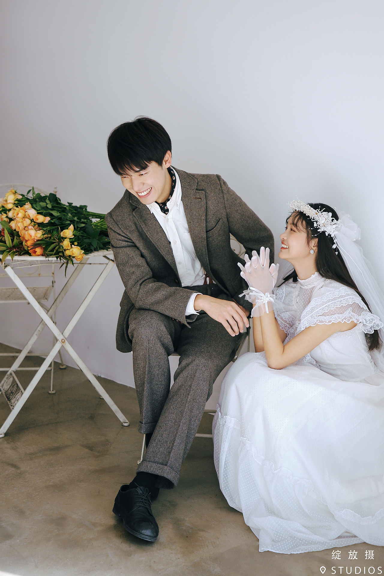 氛围感绝佳的室内轻复古婚纱照