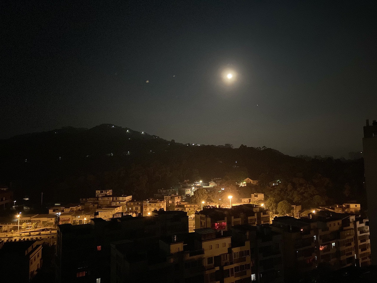 夜空中最亮的月亮