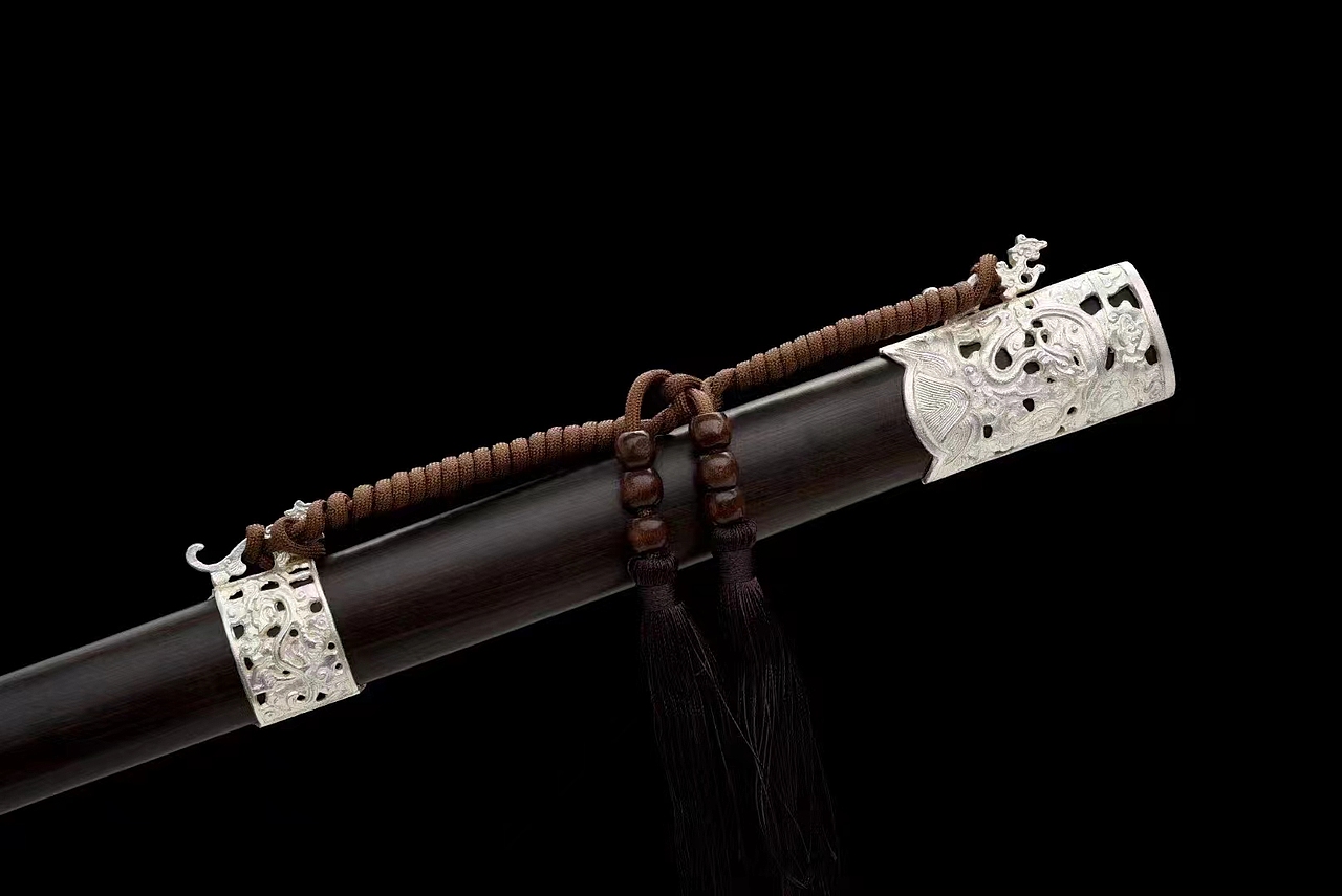 白铜装自炼玉钢 明代兽首饕餮剑