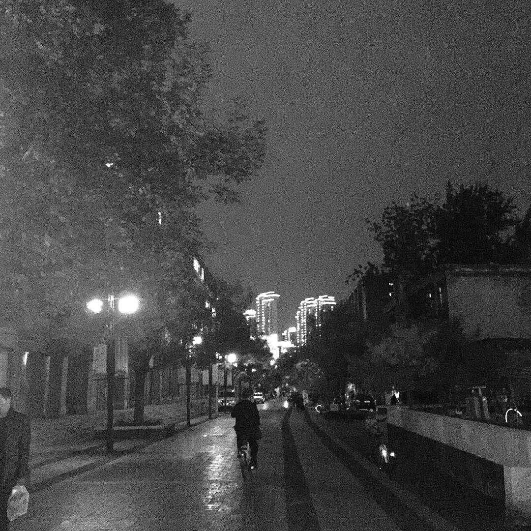 人生常态三餐两宿,平平淡淡。