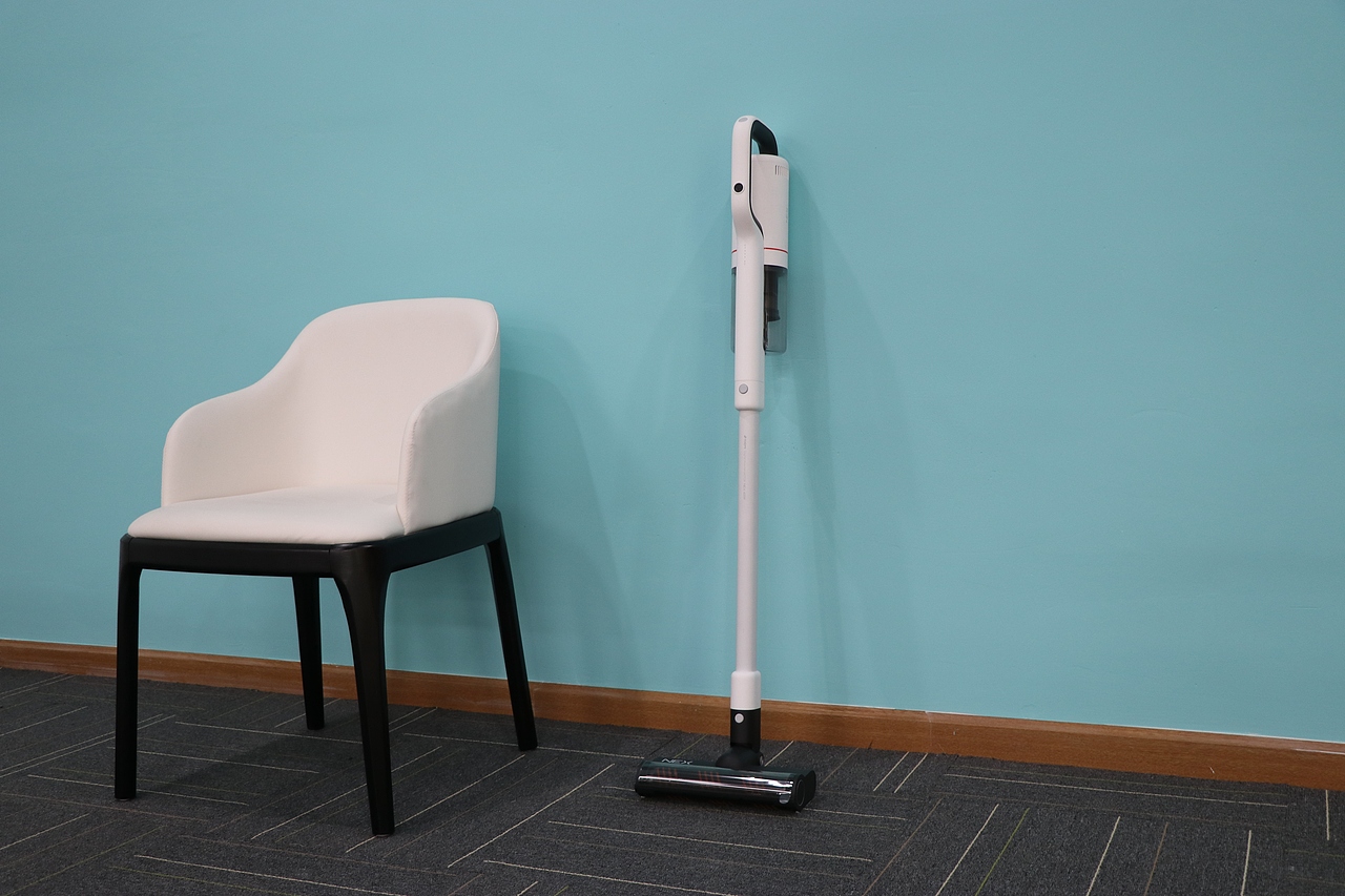 优雅的纯白色机身。整体黑白水墨配色,简约大方适合百搭不同的房间风格。