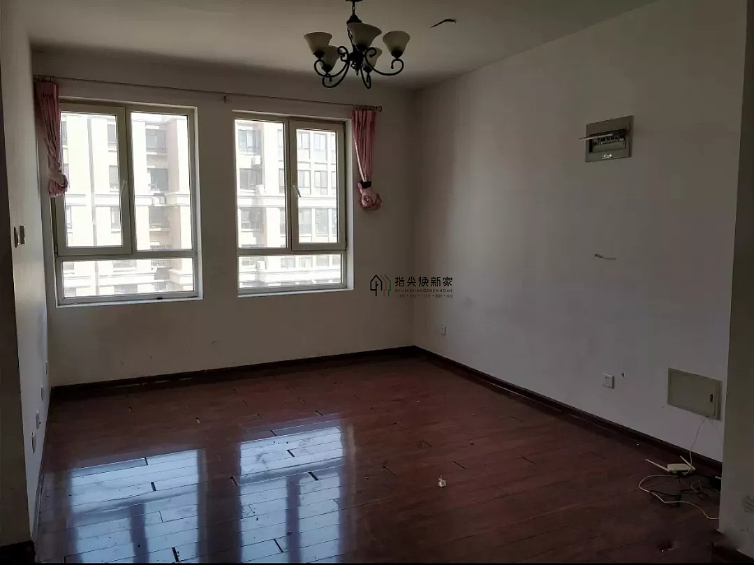 本身就是一个小三室的户型,客户不大,翻新前的客厅地面木地板非常的老旧,在我们上门免费量房勘测的时候踩在上面一直在响,毕竟这么多年的装修了。之前的装修电视墙以及沙发背景墙没有做任何的处理。