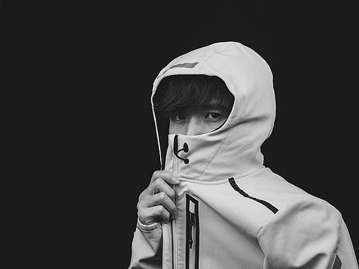 男人半遮面酷帥炸男模捂嘴巴黑白棚拍（個(gè)人主頁(yè)-ZNDk2MTA3MzI=） - 人像攝影 - 站酷設(shè)計(jì)師小7的背包原創(chuàng)素材 - 站酷ZCOOL