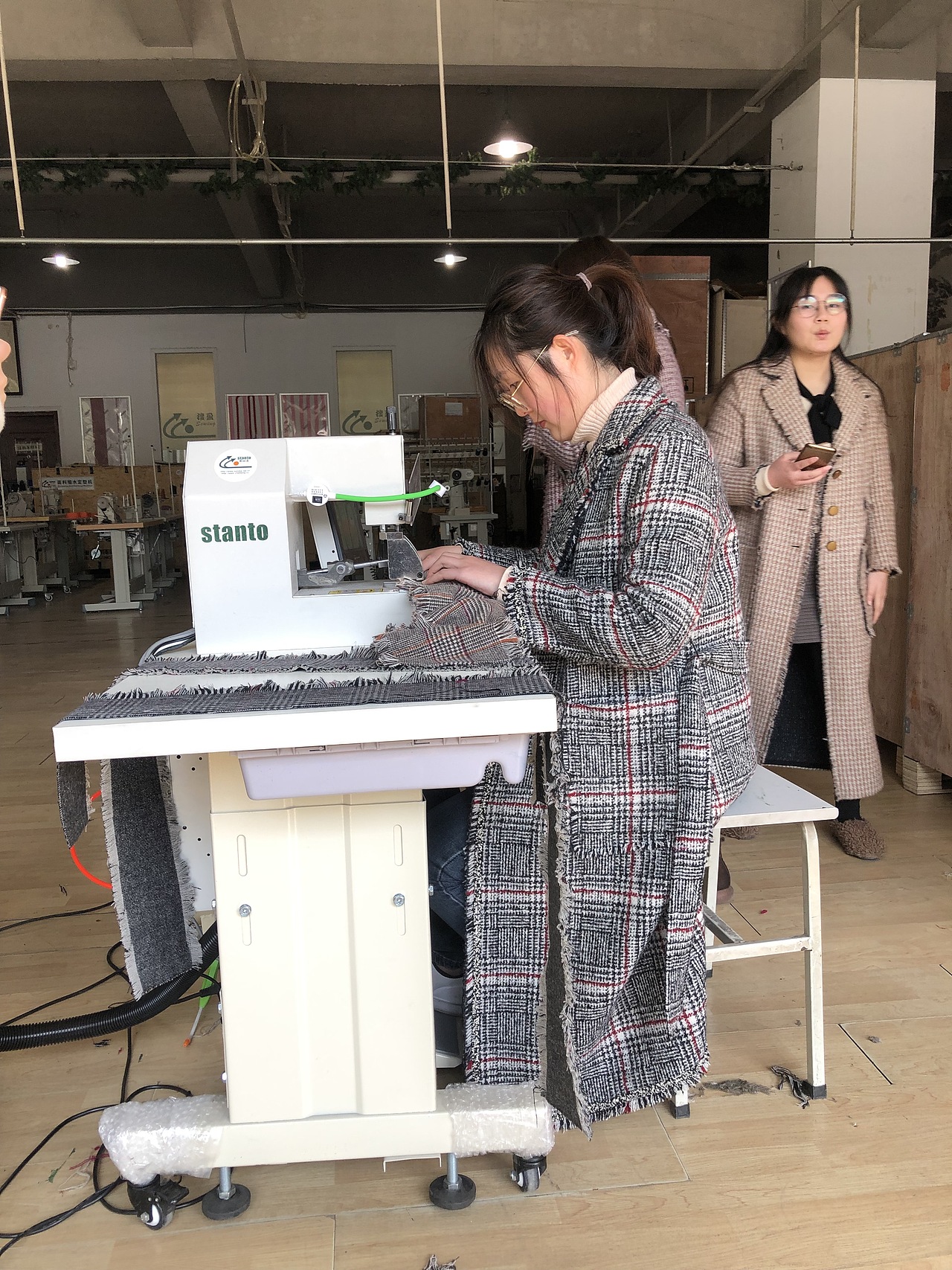 双面呢羊绒大衣流苏机，毛边机，须边机，波西米亚复古（图ZMTQ5MzAyMTMy） - 工业用品/机械 - 站酷设计师思坦途特种缝纫机原创素材 - 站酷ZCOOL