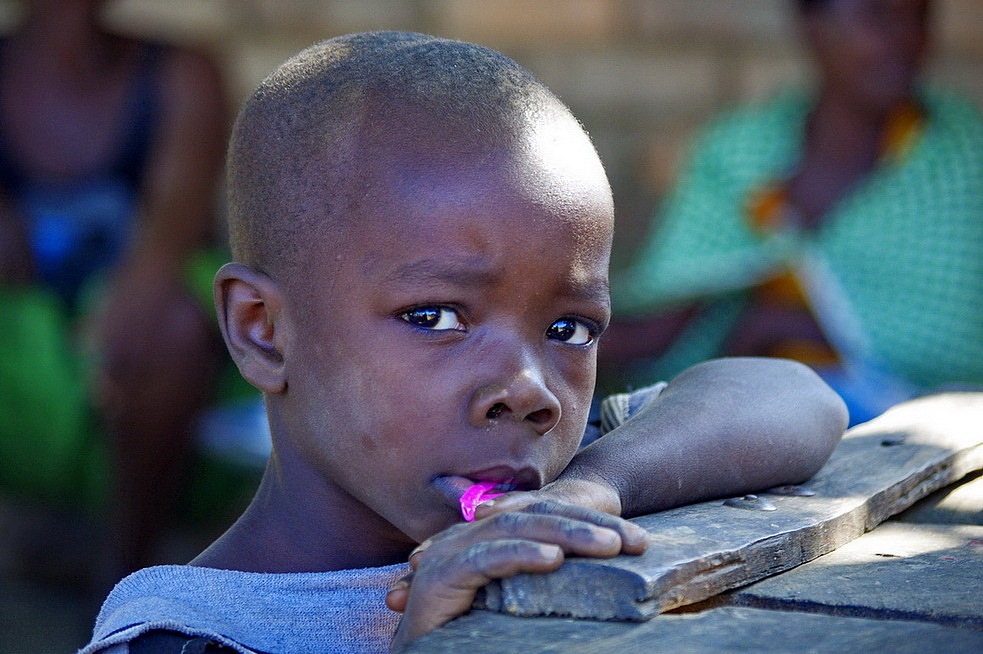 在非洲乡下,孩子们没见过外人,对于陌生的事物,总还是感觉新鲜和好奇