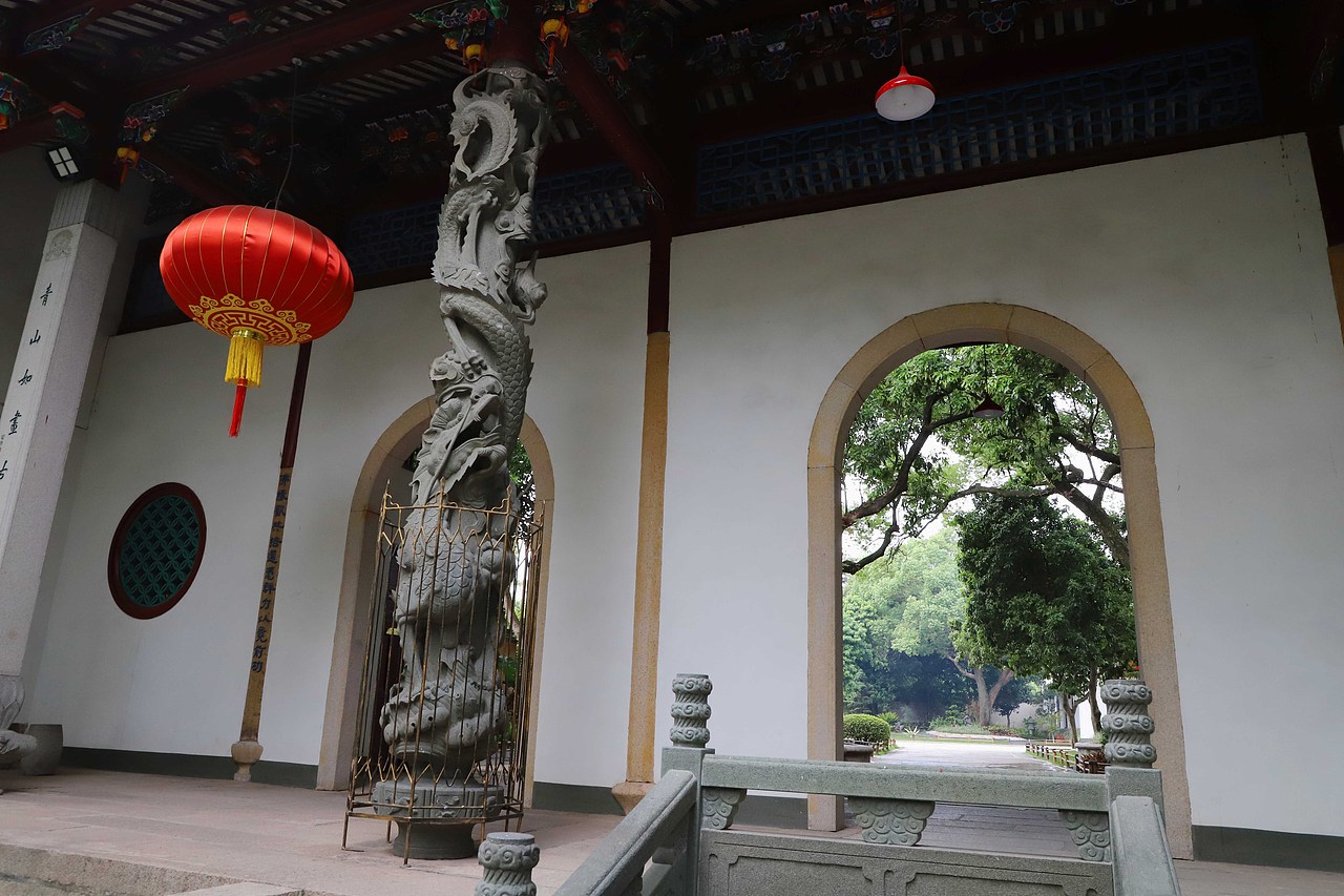 喜欢这有着繁杂雕刻纹路的石柱。