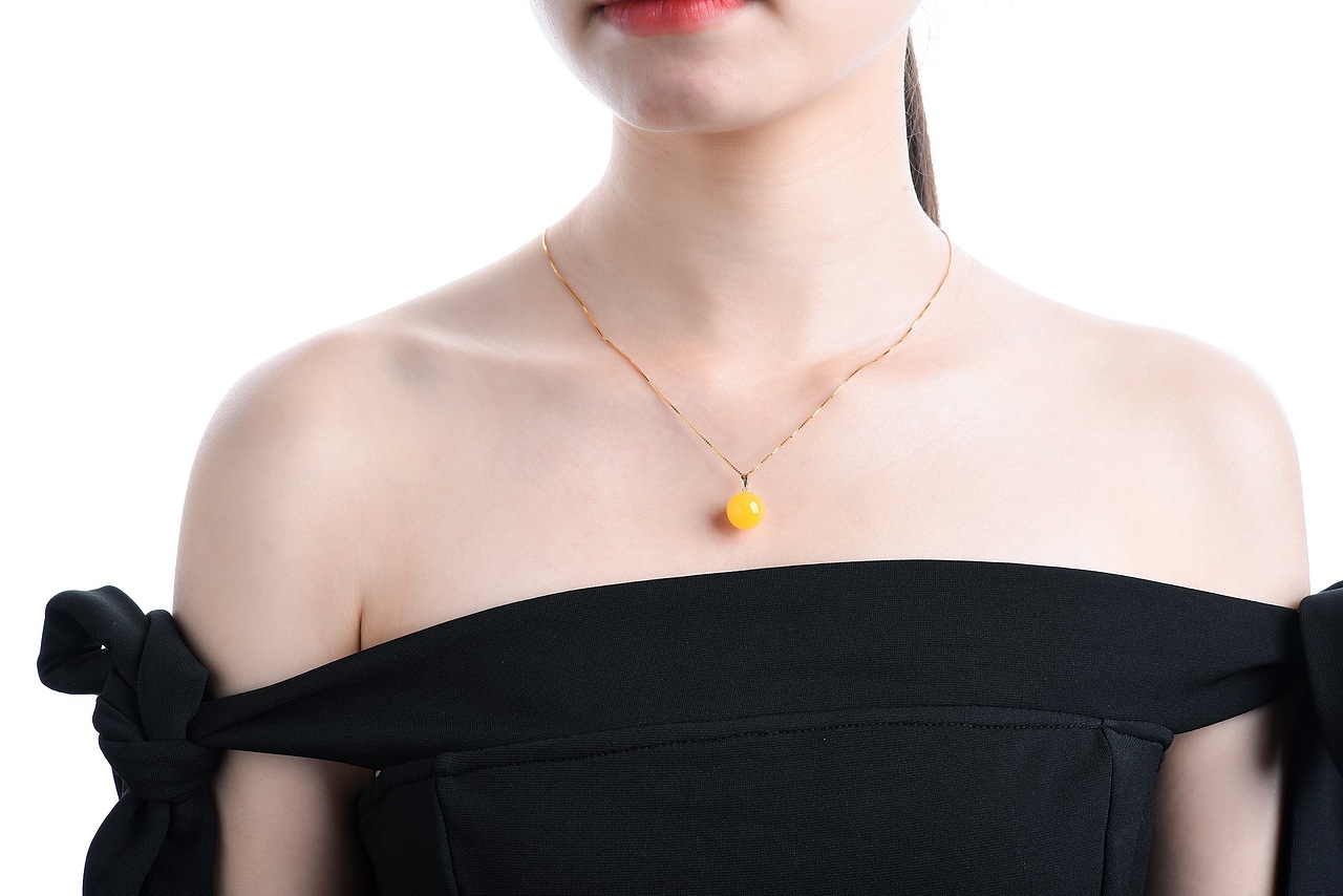 18k蜜蜡吊坠（图ZMTIwOTk5NjA4） - 产品摄影 - 站酷设计师摄影师河马原创素材 - 站酷ZCOOL