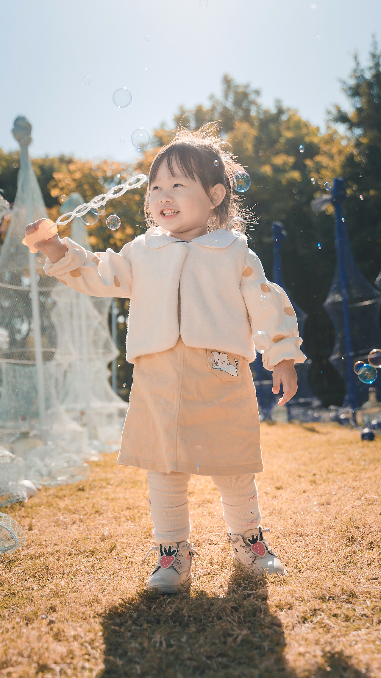 站在光里吹着泡泡的女孩儿