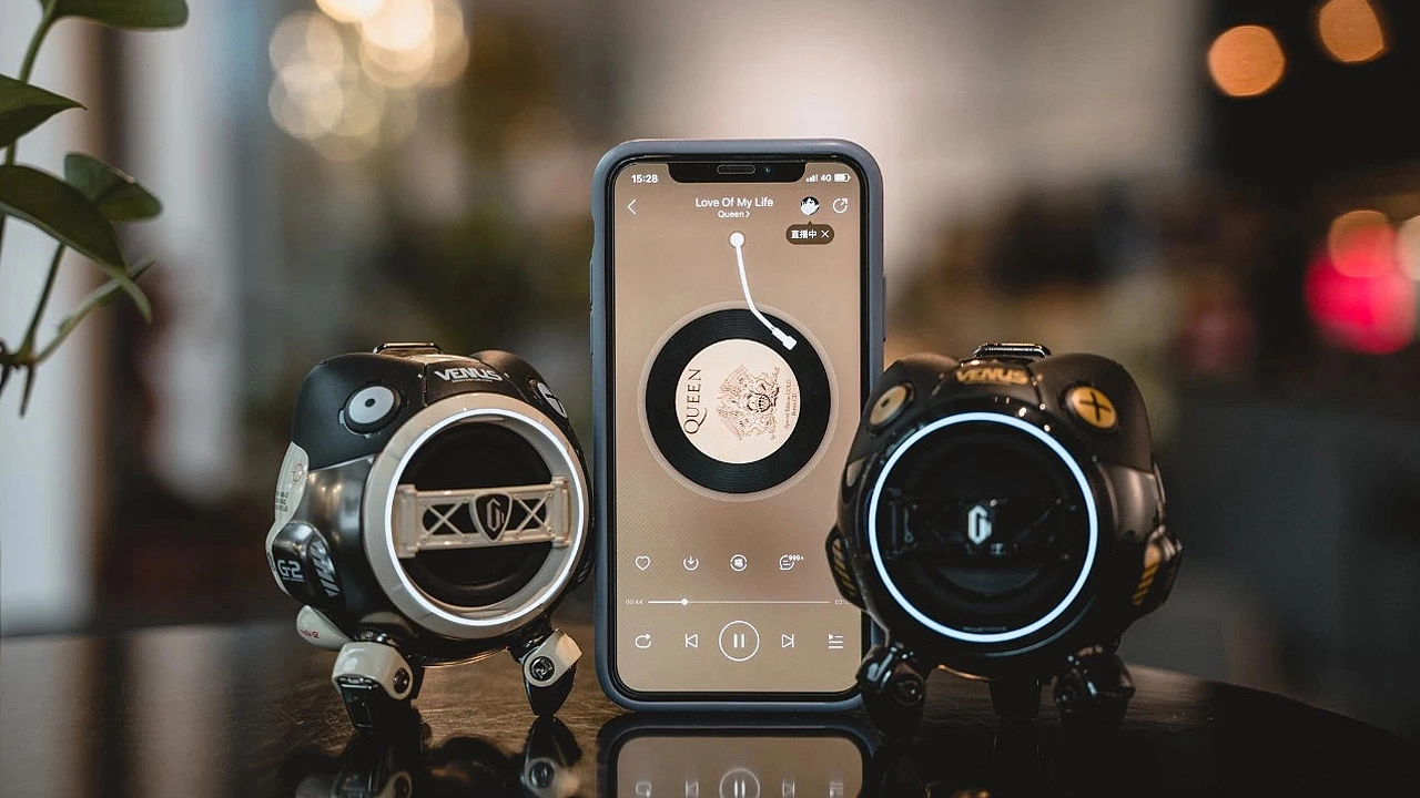 黑红两台站在一起<br>你侬我侬啊...