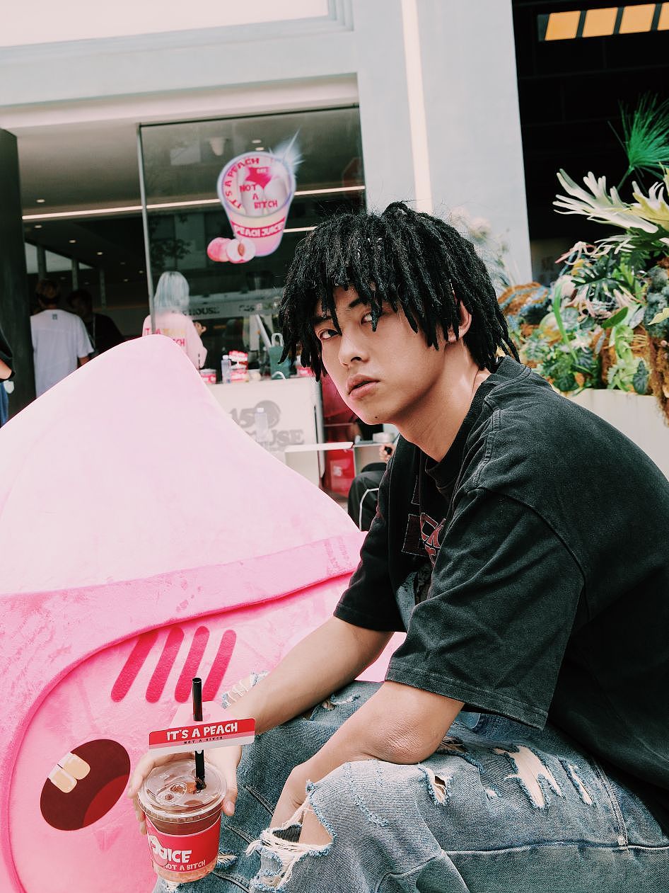 成都s45潮服联名玩偶服人偶公仔摆件品牌宣传