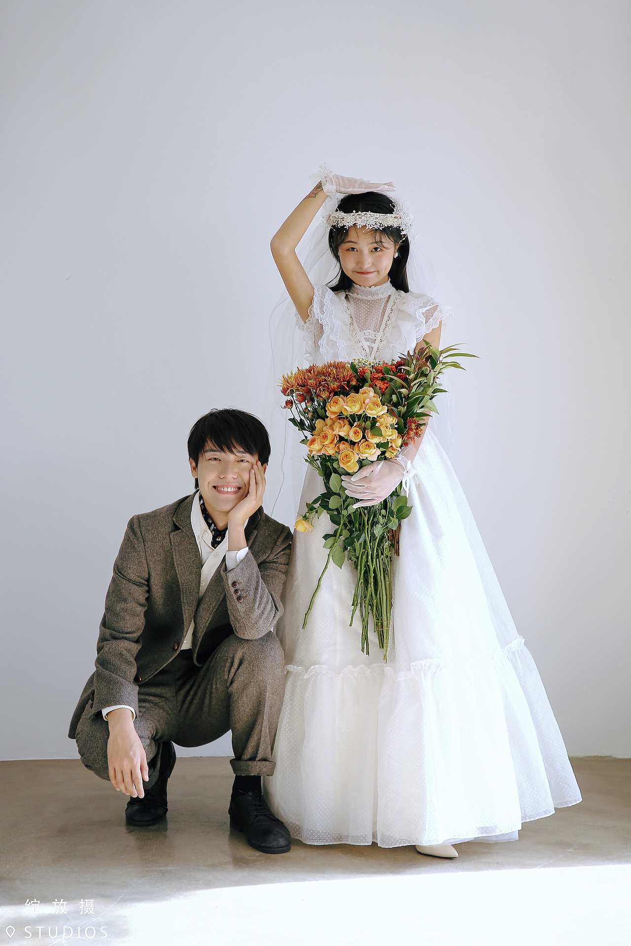 氛围感绝佳的室内轻复古婚纱照