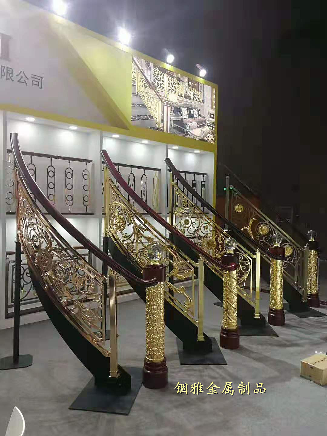 富丽堂皇的铝板雕花楼梯护栏