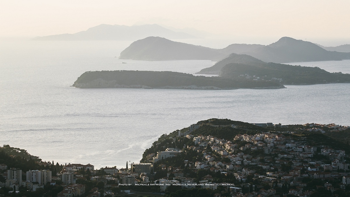 亚得里亚海拥有众多美妙的沿岸小岛，山爬起来后逐渐开阔的视野是一个非常好的助威方式，这种时候每当我扛着相机累的不行时，回眸看看四周的景色，卧槽真是美好啊~然后就又有动力爬了……屡试不爽~
