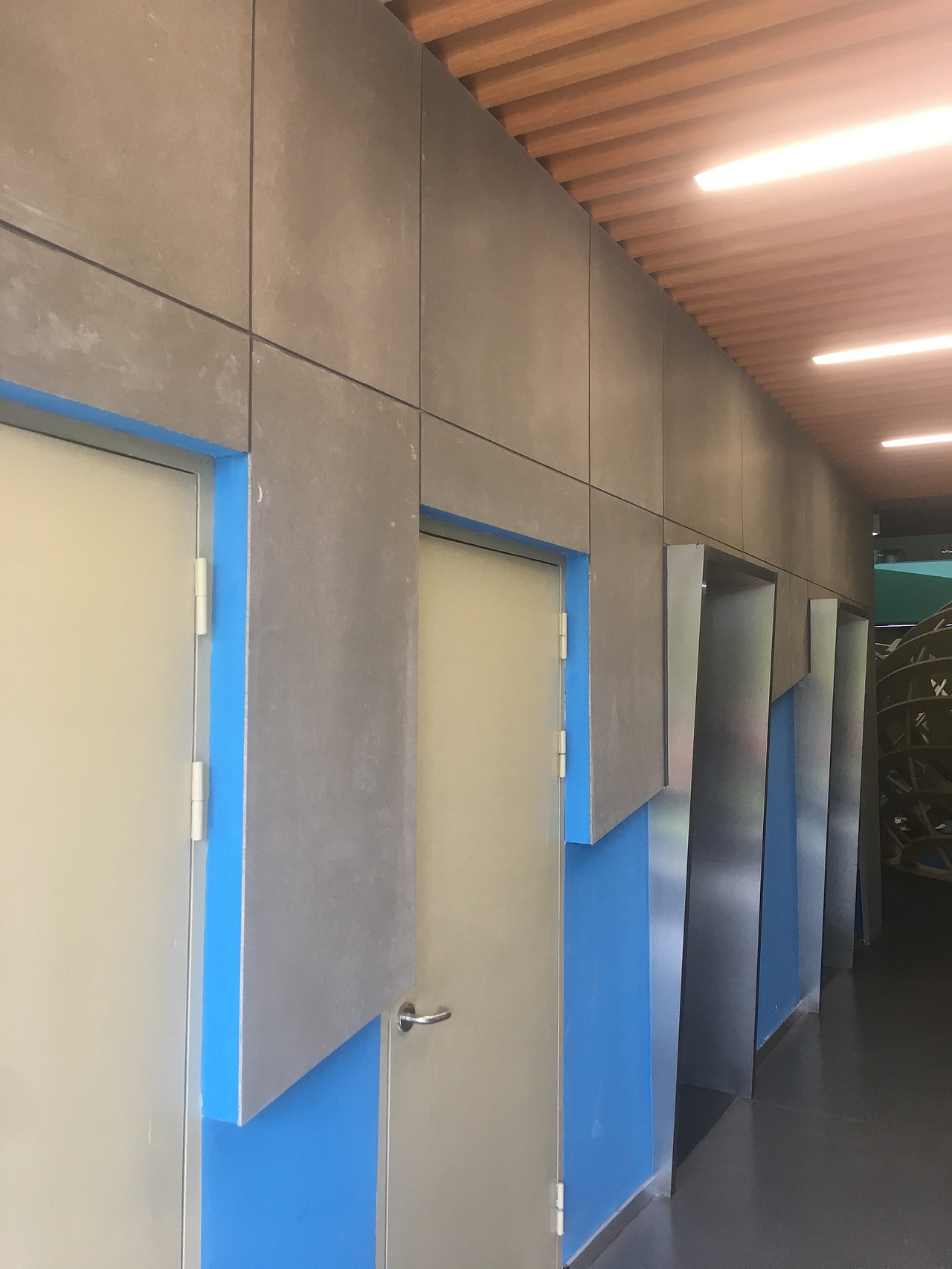 腾讯众创空间写字楼木丝板内部通道案例分享