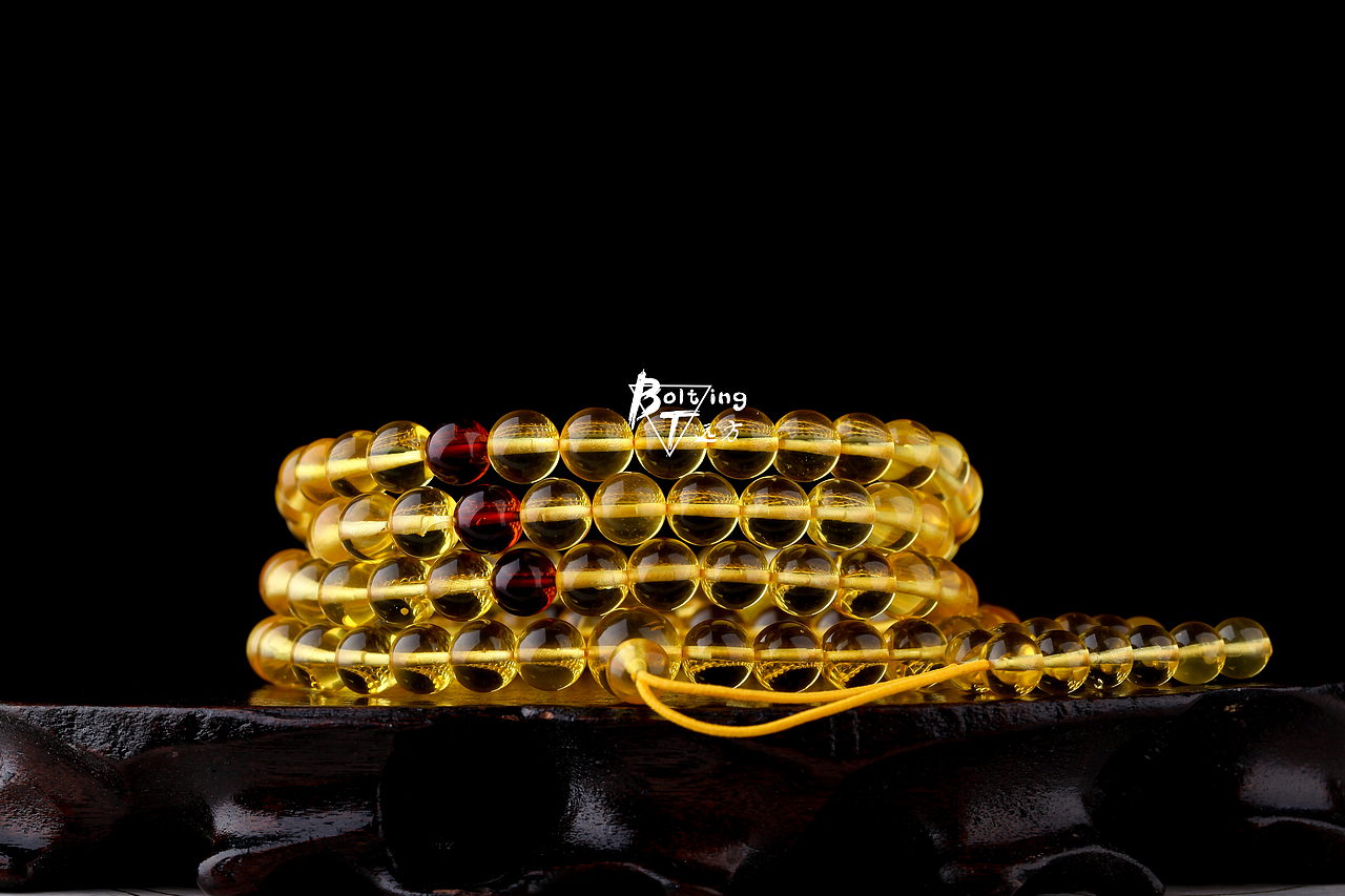 珠宝产品蜜蜡手串108颗拍摄场景图