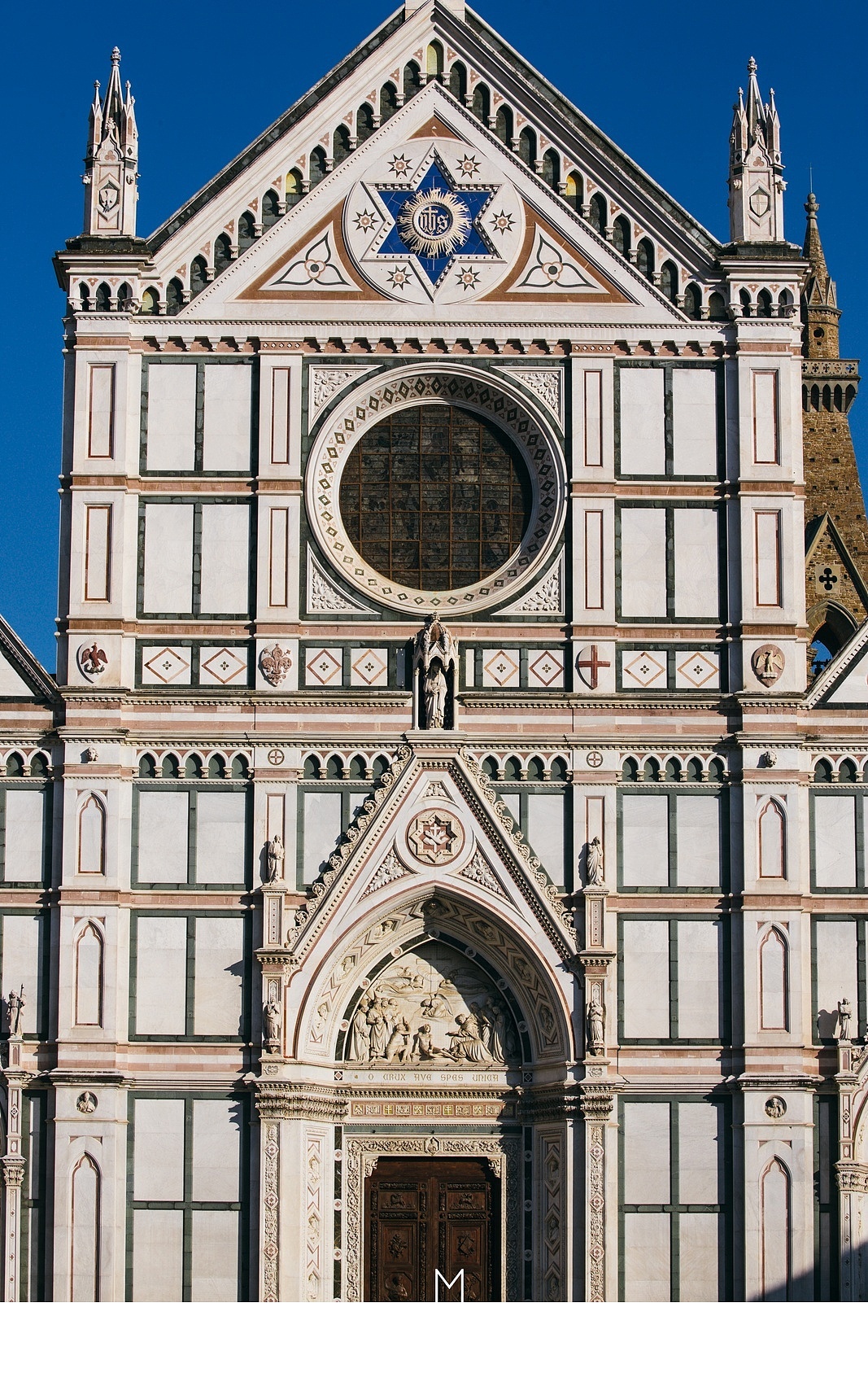 圣十字大教堂,坐落在距离佛罗伦萨中心区域有一点距离的老城边沿区域