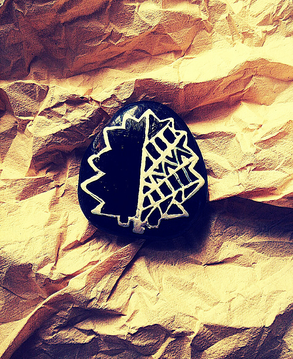 小手套的石头画