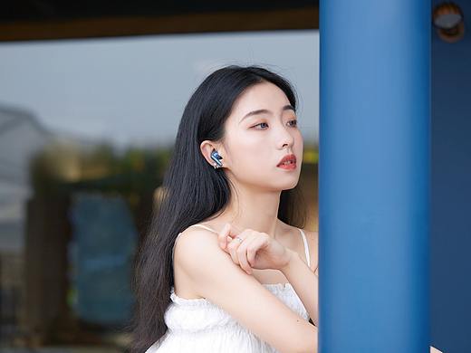 OPPO Enco X蓝色外拍图赏  模特：叶子 