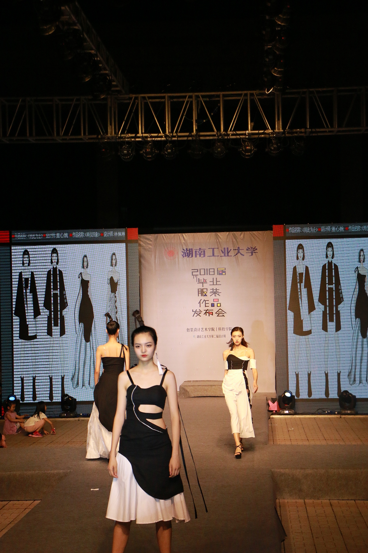 #2018毕业展#湖南工业大学2018届毕业服装作品发布会（图ZMTE4MzA2OTQw） - 人文/纪实摄影 - 站酷设计师梁小样原创素材 - 站酷ZCOOL