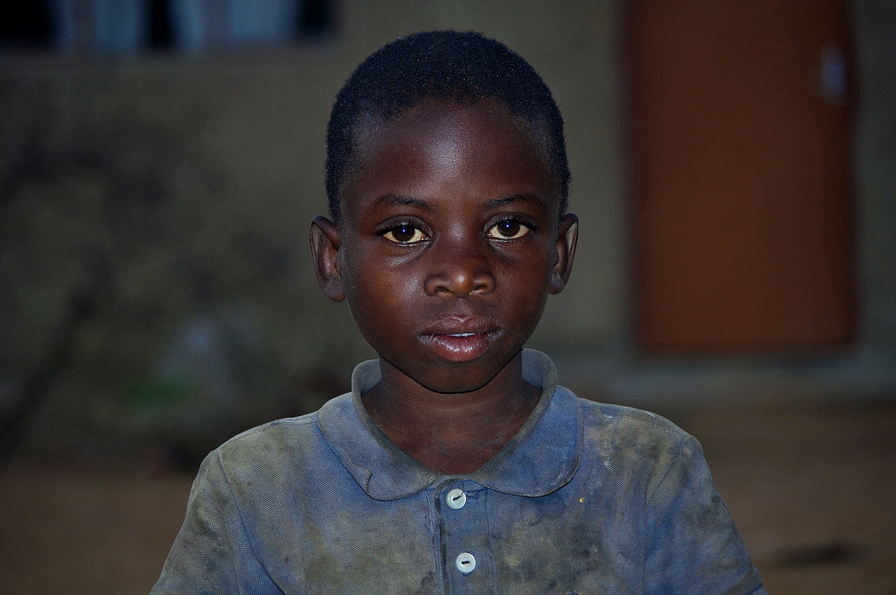 非洲,纳米比亚。一天的骑行在何处结束,是我每天在看到夕阳之后最为关心的问题。每天都面临着各种选择,各种无法选择。某天,在夕阳的余晖即将失去它最后一抹亮光之时,看到路边的一处宽敞的院子,毫不犹豫的就推了过去。门口停车,进去之后询问是否可以在院子里搭帐篷,小伙犹豫了一下,又毫不犹豫的答应了。
他们的父母出去了,就留下家里的兄妹几个。看着还有夕阳还未散去,先去拍张夕阳照,回来之后,给他们每个人都拍了张照片,他们摆出很正式的姿势,刚才还嬉笑,一拍照就开始严肃。于是,就有了这几张照片。