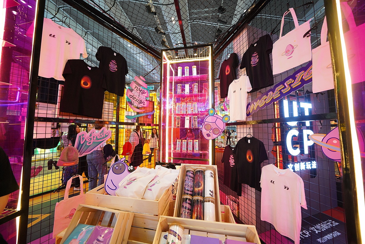 能够在众彩纷呈的文博会中获得如此殊荣,离不开观众们热烈的支持。而高人气的来源,不仅在于由彩色亚克力和黑色网格搭建出来的绚丽外观,更在于其中展出的由牛油果设计的多样文创产品。