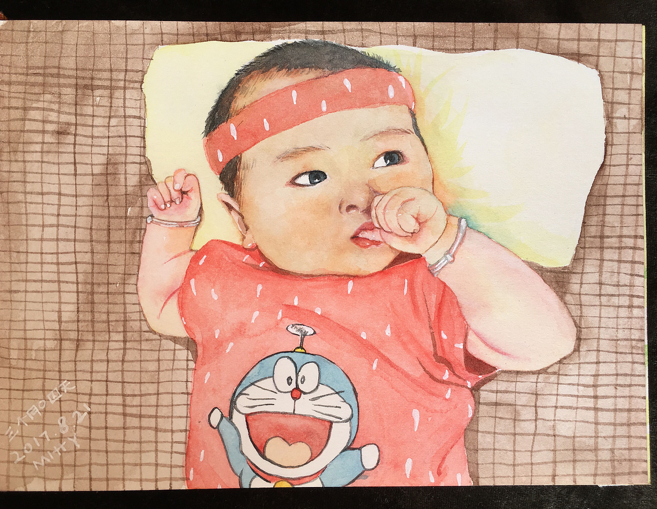 刚学会吃手,一不注意手就伸到嘴巴里了