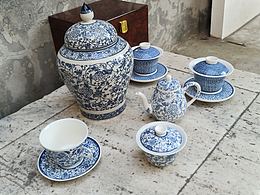 白描配釉下青花，也是很好看滴