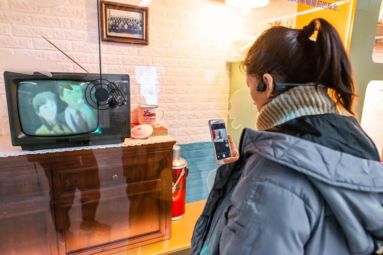 微粒贷-《心愿之路》线下地铁互动投影