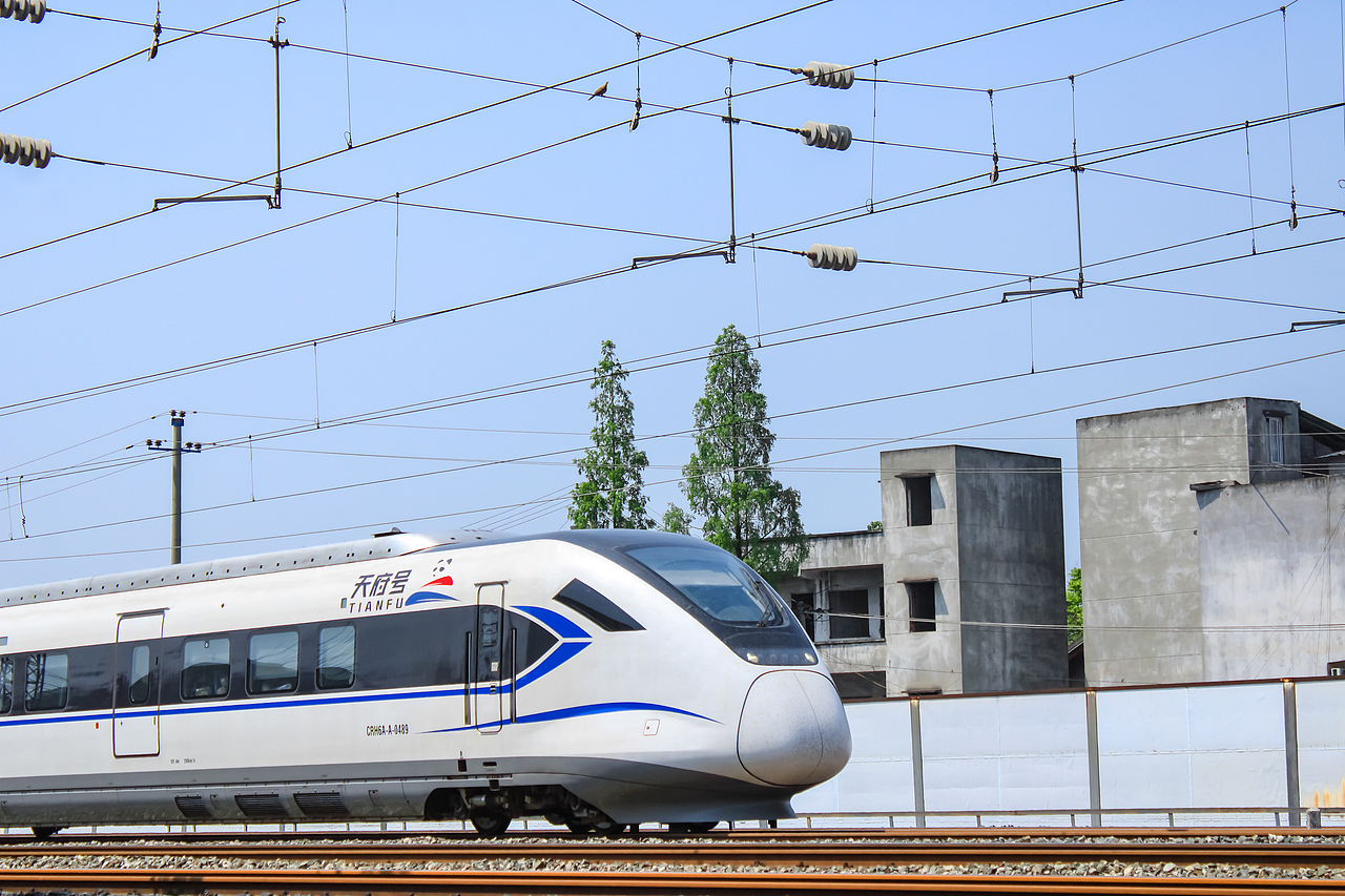 天府号动车组,最初是用来成灌线运行使用,由成都至成灌的都江堰、青城山方向,包括至彭州的直线。
天府号从外观来看,它在车身上有我们成都的元素熊猫的图样而和谐号车身是什么也没有的。<br>和谐号动车编组一般是16节或8节,而“天府号”编组是4节,虽然说车厢数量减少了,但是容量却增加了。<br>图中车号为CHR6A-A-0489。