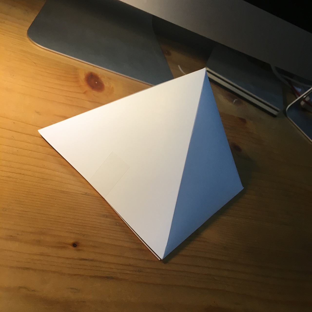 盒子用了四棱锥全白设计